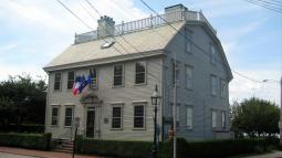 Front of the Hunter House in Rhode Island