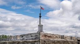 A view of the fort flagpole from outside. The fort almost looks like a big wooden ship under it.