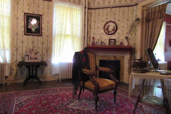Sitting room with 19th century decor.