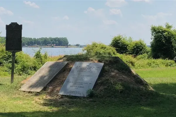 Shape of the state of South Carolina with red dot showing the location of Fort Watson