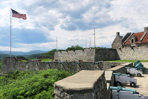Fort Ticonderoga Guns and Flag by Manuela Michailescu (Wikimedia Commons)