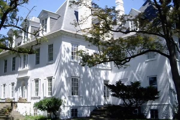 Photo of the corner of Clermont Manor
