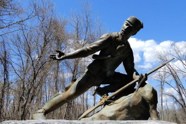 Monument depicting Rogers' Rangers at Rogers Island Visitor Center