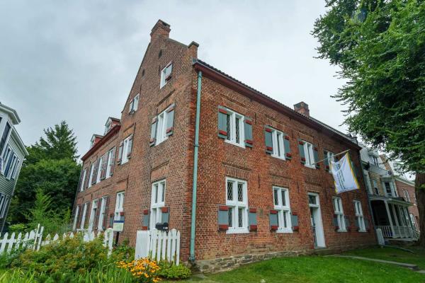 Photo of the facade of Crailo Historic Site