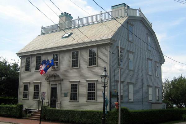 Front of the Hunter House in Rhode Island