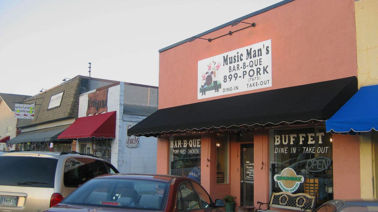 Streetside view of Music Man's Bar-B-Que