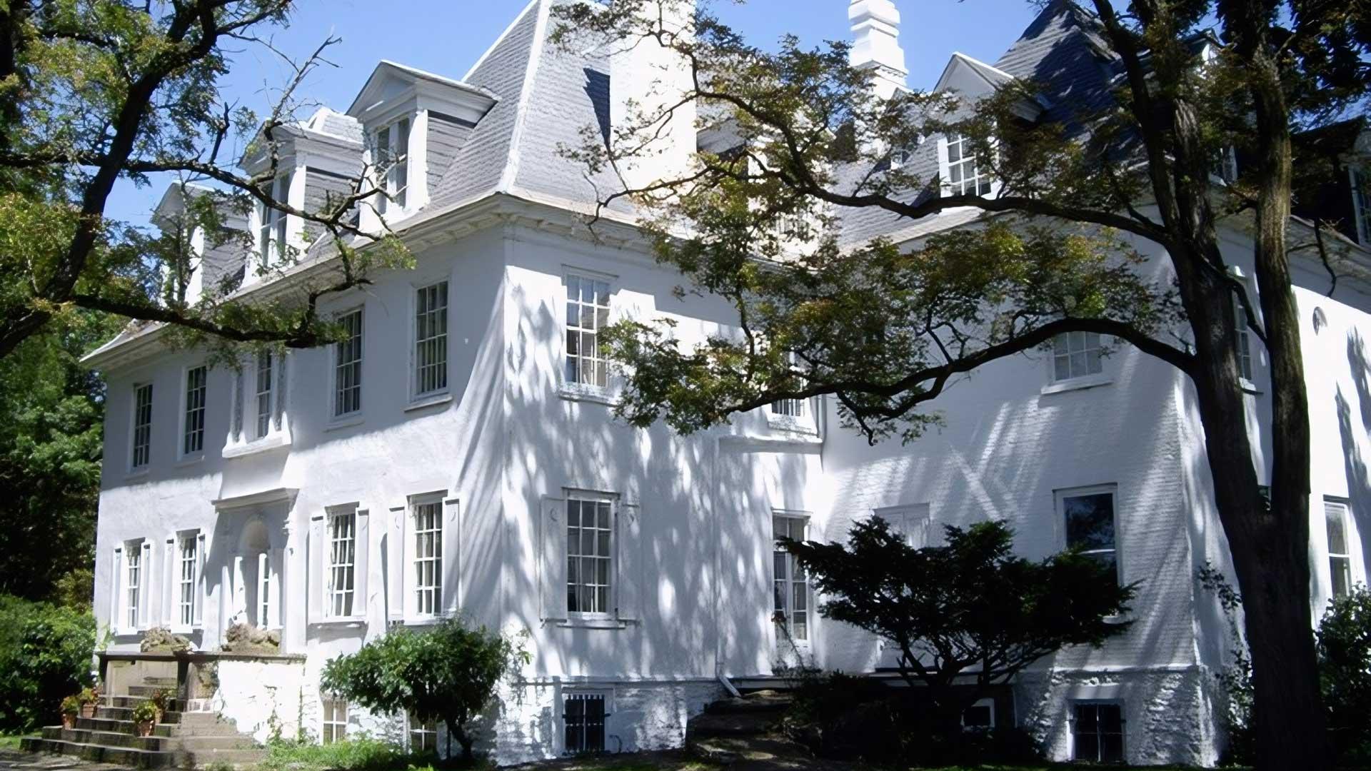 Photo of the corner of Clermont Manor