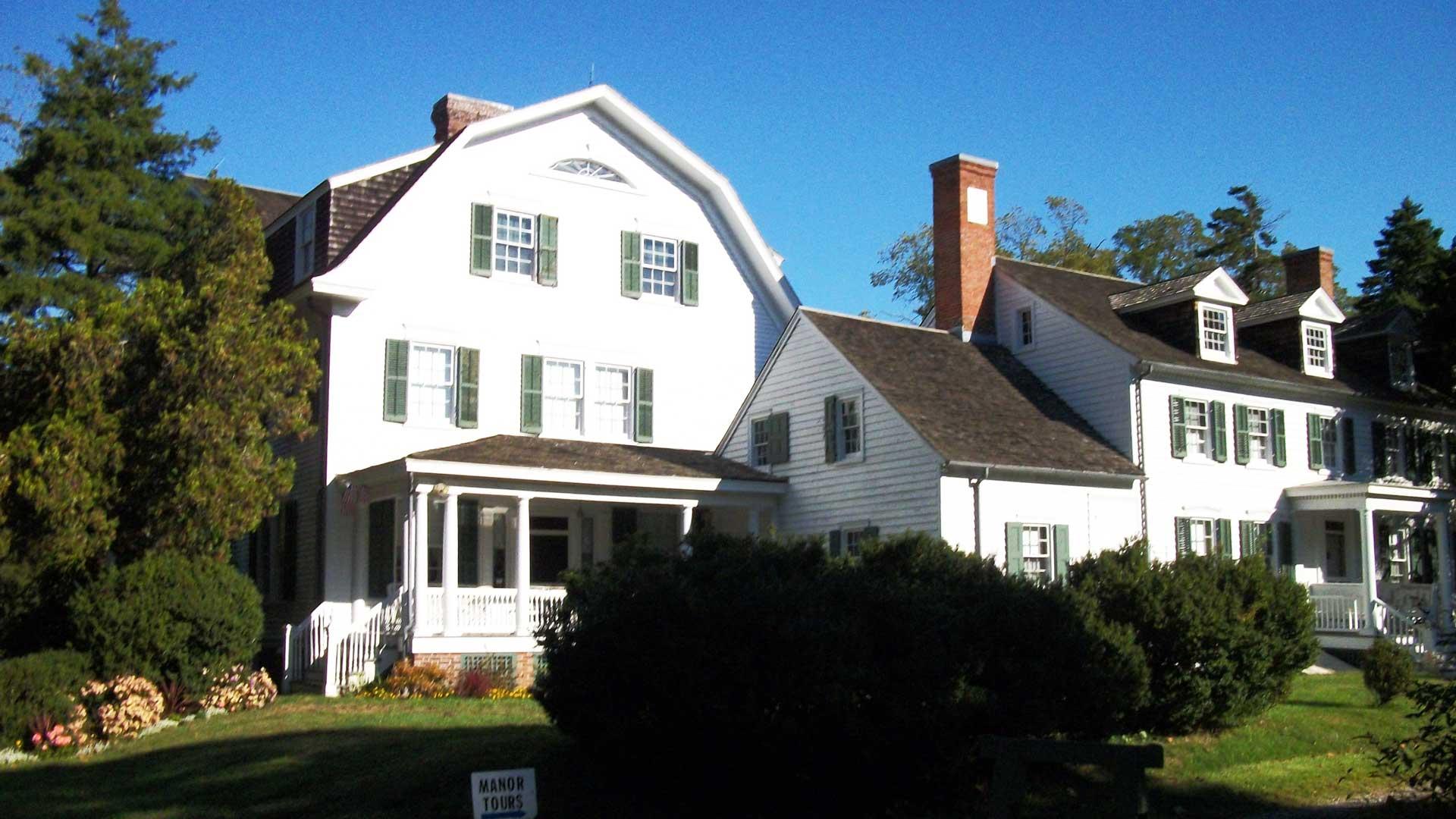 Photograph of the facade of Sagtikos manor