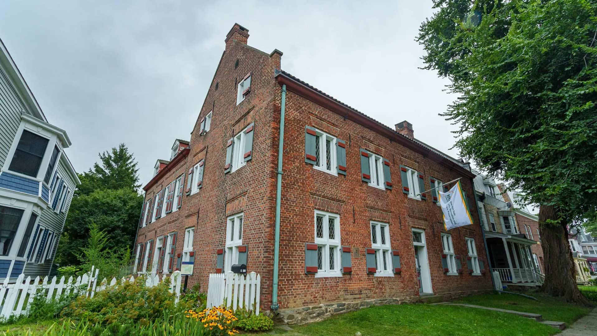 Photo of the facade of Crailo Historic Site