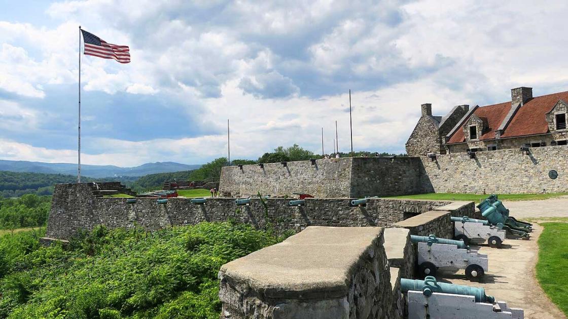 Fort Ticonderoga Guns and Flag by Manuela Michailescu (Wikimedia Commons)