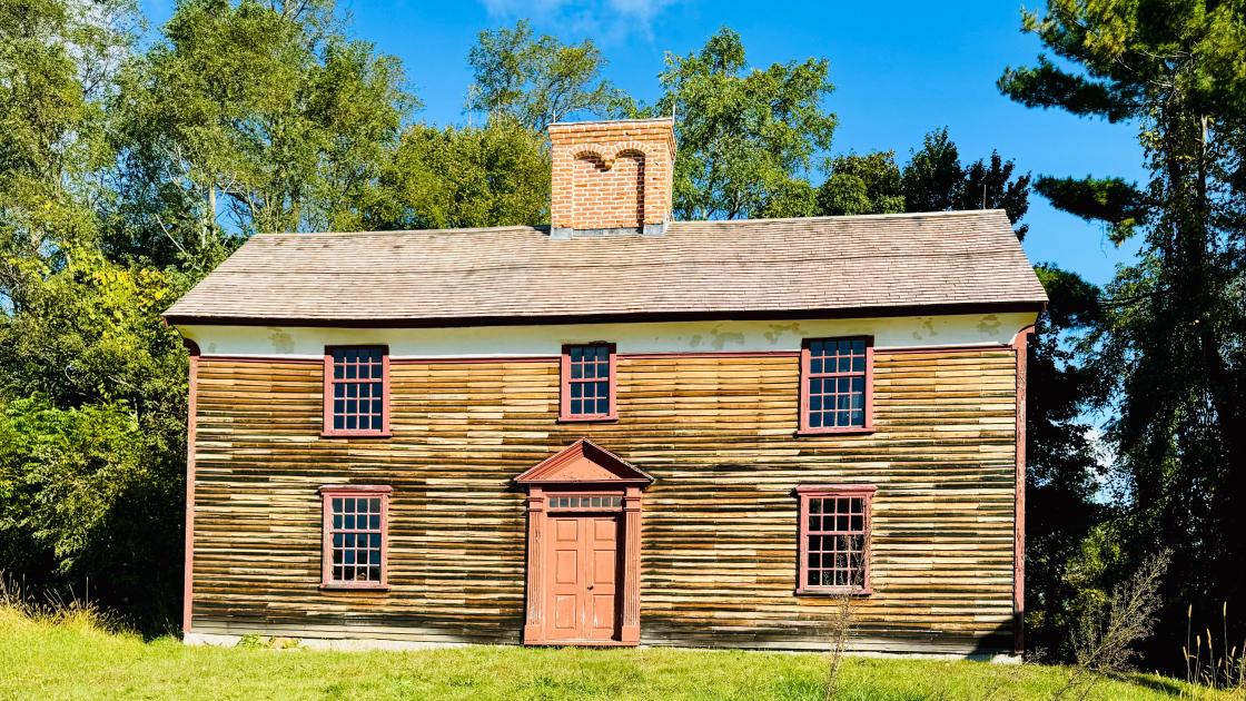 Located on Battle Road, the Smith House was home of Captain John Smith of the Lincoln Militia.